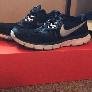 Black Nike Tennis shoes